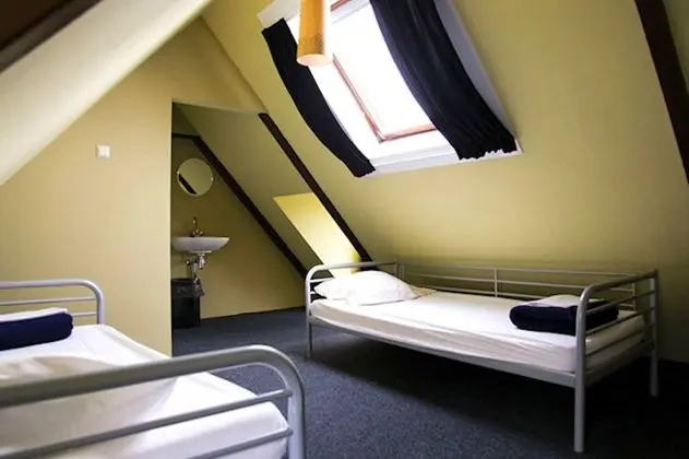 İki Ayrı Yataklı Oda, Ortak Banyo