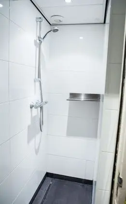 İki Ayrı Yataklı Oda, Ortak Banyo