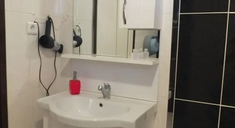 Üç Kişilik Oda, Kara Manzaralı