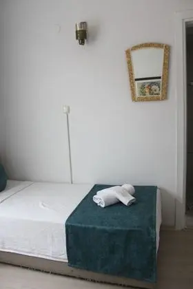 Economy Room, Land View