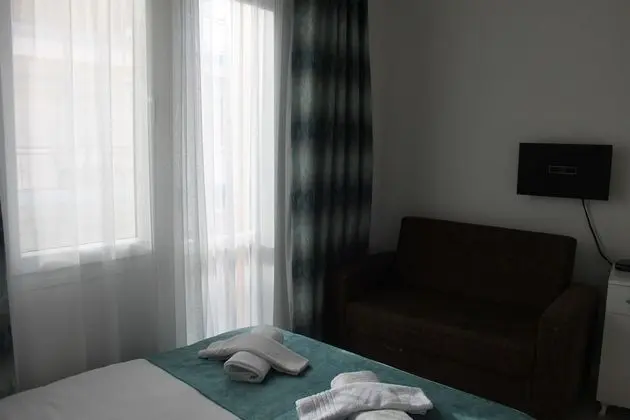 Economy Room, Land View