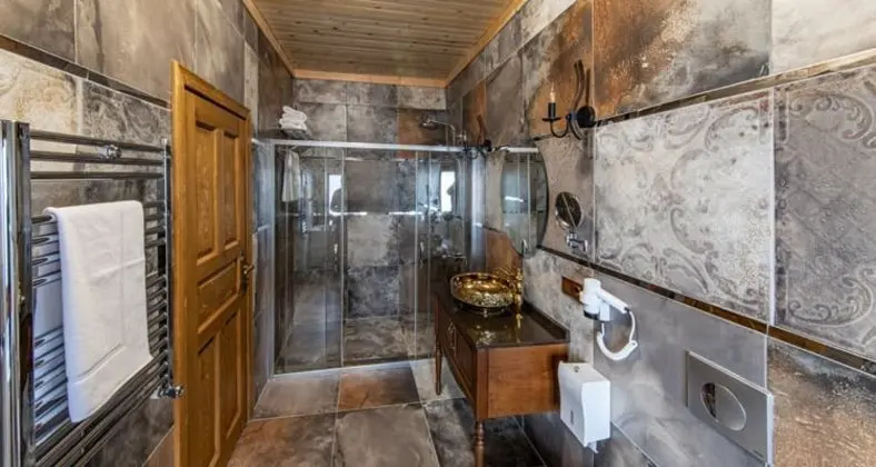 King Suite, Orman Manzaralı, Şömineli ve Jakuzili