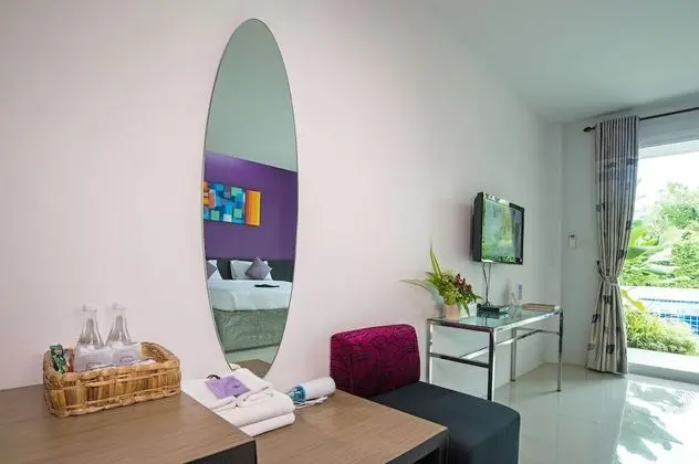 Deluxe Tek Büyük Yataklı Oda, Havuz Manzaralı