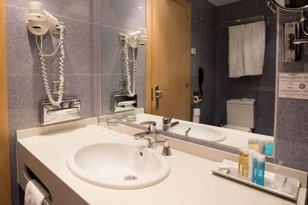 Büyük Yataklı Tek Kişilik Oda