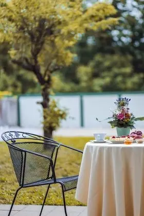 Deluxe Tek Büyük Yataklı Oda, Teras, Bahçe Manzaralı