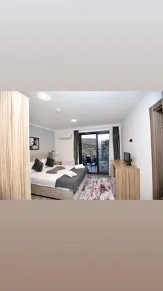 Çift Kişilik, Havuz Manzaralı, Balkonlu veya Fransız Balkonlu