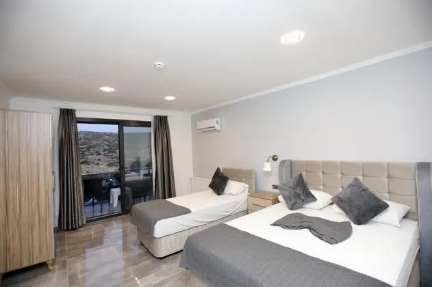 Triple, Havuz Manzaralı, Balkonlu