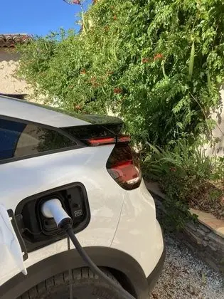 Superior Tek Büyük Yataklı Oda, Özel Banyo, Havuz Manzaralı