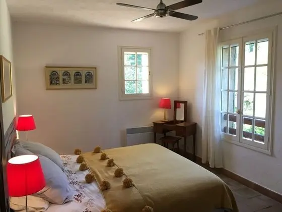 Superior Tek Büyük Yataklı Oda, Özel Banyo, Havuz Manzaralı