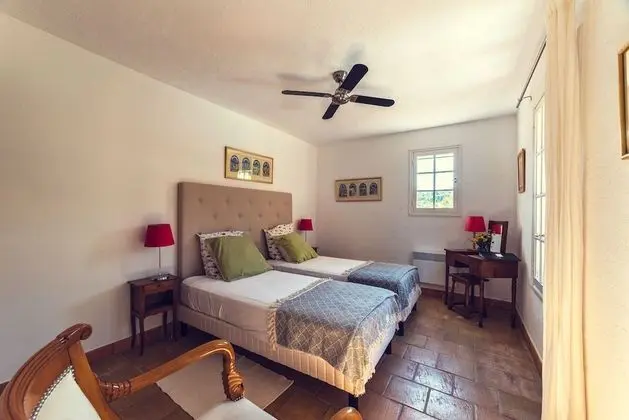 Superior Tek Büyük Yataklı Oda, Özel Banyo, Havuz Manzaralı