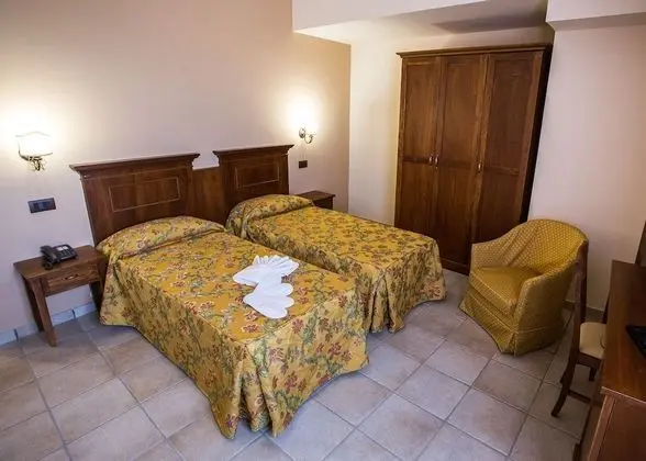 Büyük Yataklı Tek Kişilik Oda