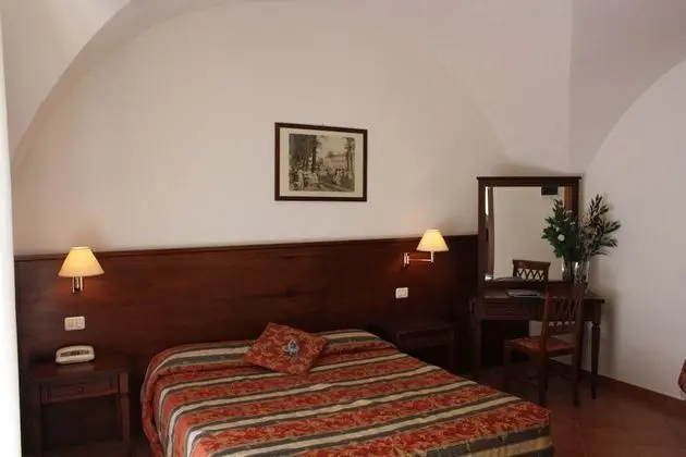 Büyük Yataklı Tek Kişilik Oda