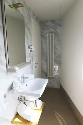 Tek Büyük Yataklı Oda, Balkon, Göl Manzaralı