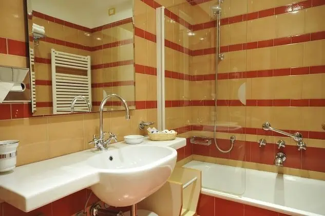 Tek Büyük Yataklı Oda, Balkon, Göl Manzaralı