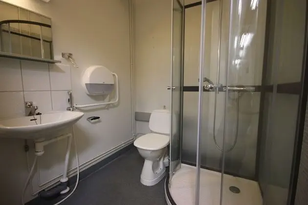 İki Ayrı Yataklı Oda, Ortak Banyo