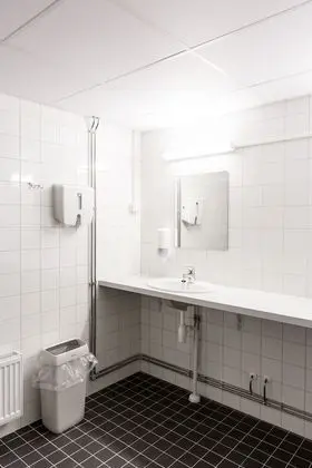 İki Ayrı Yataklı Oda, Ortak Banyo