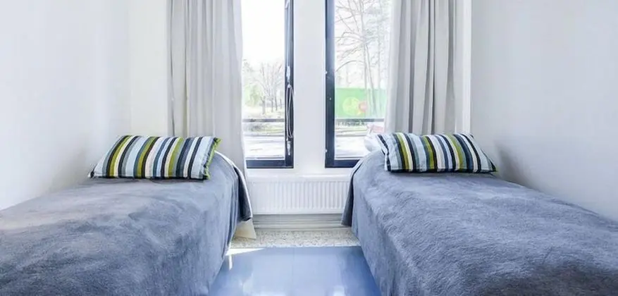 İki Ayrı Yataklı Oda, Ortak Banyo