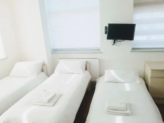 Standard Üç Kişilik Oda, Banyolu/Duşlu