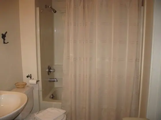 Standard Oda, 1 Büyük (Queen) Boy Yatak, Ortak Banyo