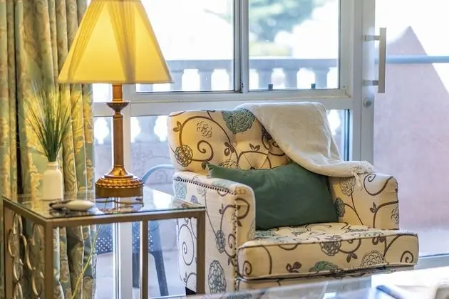 Luxury King Suite (non-pet friendly)