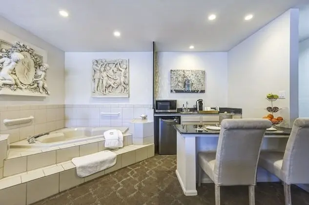 Luxury King Suite (non-pet friendly)