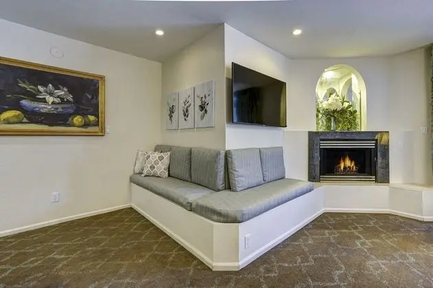 Luxury King Suite (non-pet friendly)