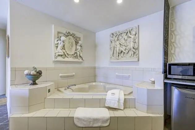 Luxury King Suite (non-pet friendly)