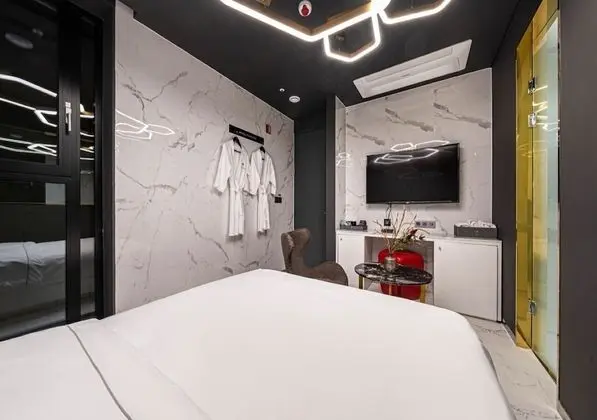 Deluxe Double Room (Netflix/ Youtube Available on TV)