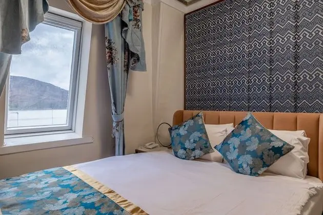 Deluxe Tek Büyük Yataklı Oda (Loch View)