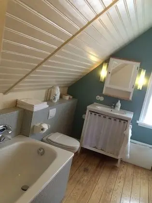 Tek Büyük veya İki Ayrı Yataklı Oda, Ortak Banyo