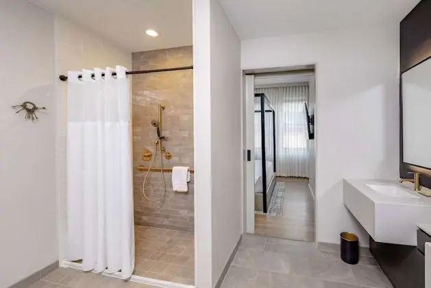 Oda, 1 Yatak Odası, Engellilere Uygun (Mobility & Hearing, Roll-in Shower)