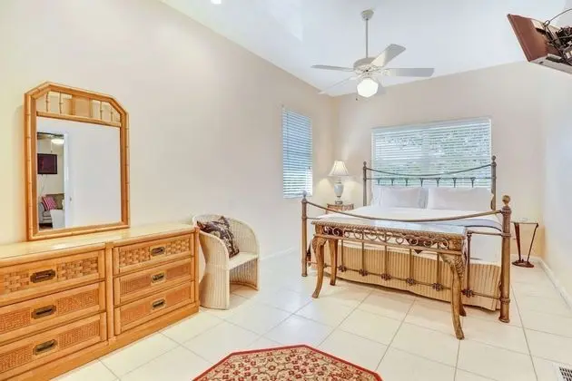 Ev (7831 Estero Blvd)