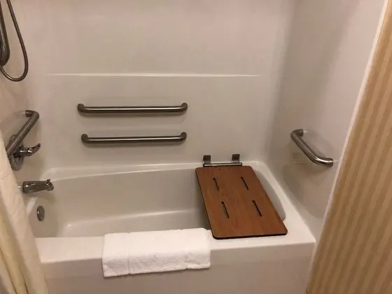 Grand Oda, Engellilere Uygun, Göl Manzaralı