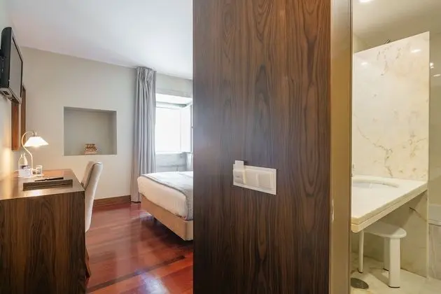 Büyük Yataklı Tek Kişilik Oda