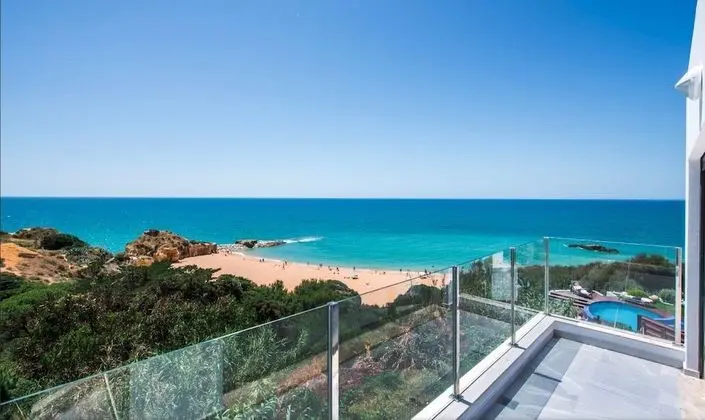 Deluxe Villa, Denize Bakan