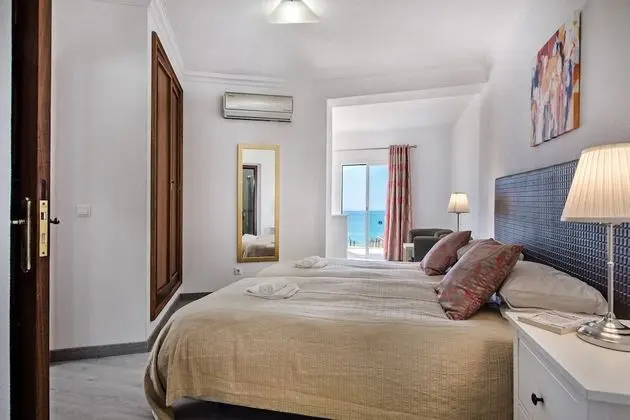 Deluxe Villa, Denize Bakan