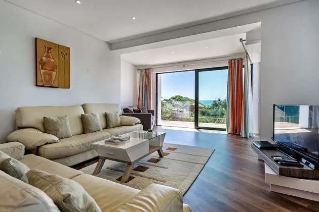 Deluxe Villa, Denize Bakan