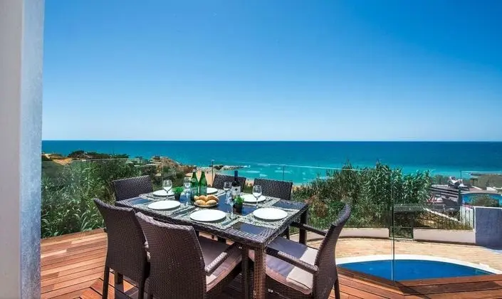 Deluxe Villa, Denize Bakan