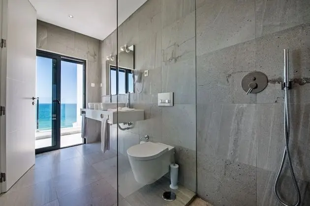 Deluxe Villa, Denize Bakan