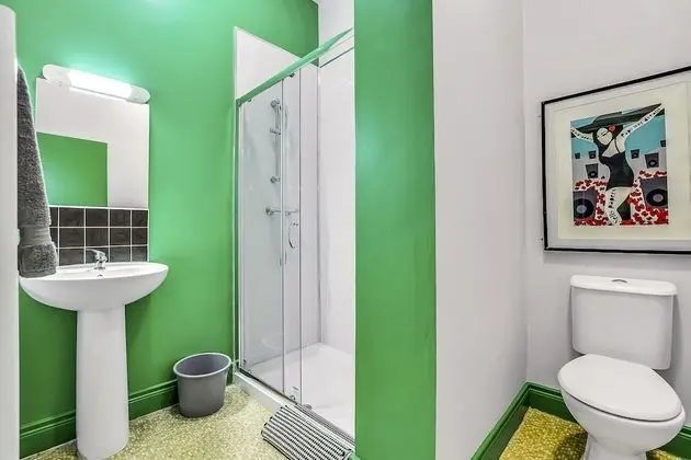 Tek Büyük Yataklı Oda, Ortak Banyo (Budget)