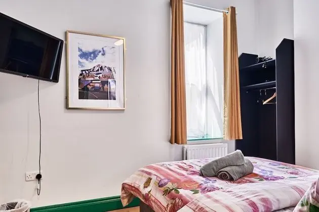 Tek Büyük Yataklı Oda, Ortak Banyo (Budget)