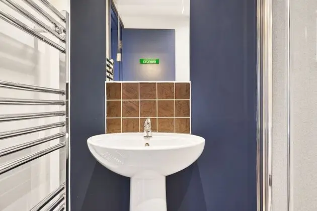 Tek Büyük Yataklı Oda, Ortak Banyo (Budget)