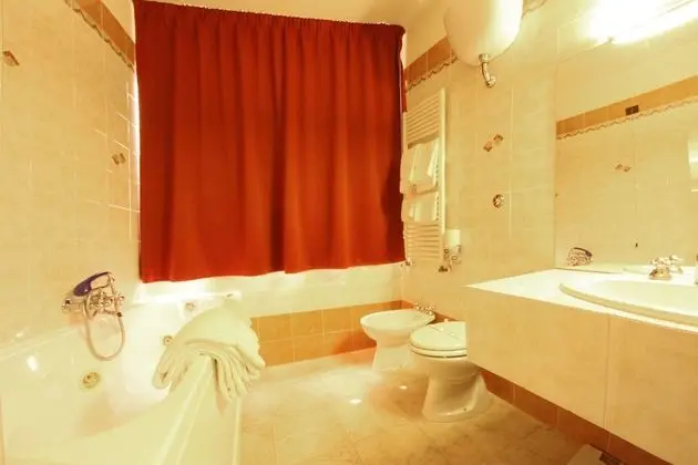 Büyük Yataklı Tek Kişilik Oda