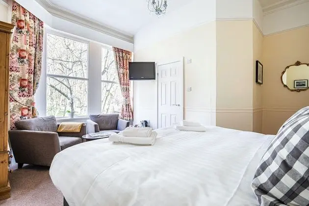 Deluxe Tek Büyük veya İki Ayrı Yataklı Oda, Banyolu/Duşlu, Bahçe Manzaralı