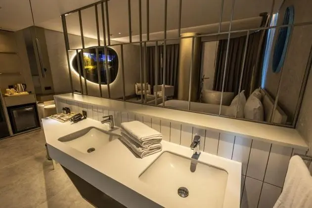 Corner Suite, Havuz veya Bahçe Manzaralı, 2. Kat