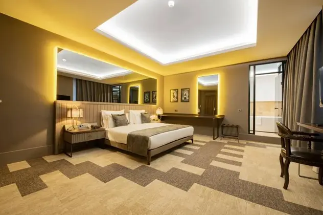 Jakuzili Suite Custom Oda