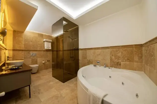 Jakuzili Suite Custom Oda