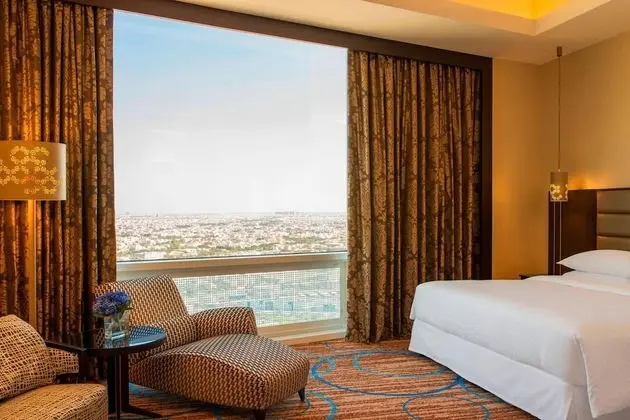 Ambassador Suite, 1 King Bed, Non Smoking, City View