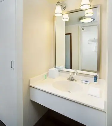 Oda, 1 En Büyük (King) Boy Yatak (Mobility Accessible, Roll-In Shower)
