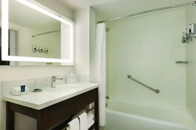 Süit, 1 En Büyük (King) Boy Yatak ve Çekyat, Köşe (Mobility/Hearing Accessible, Tub)